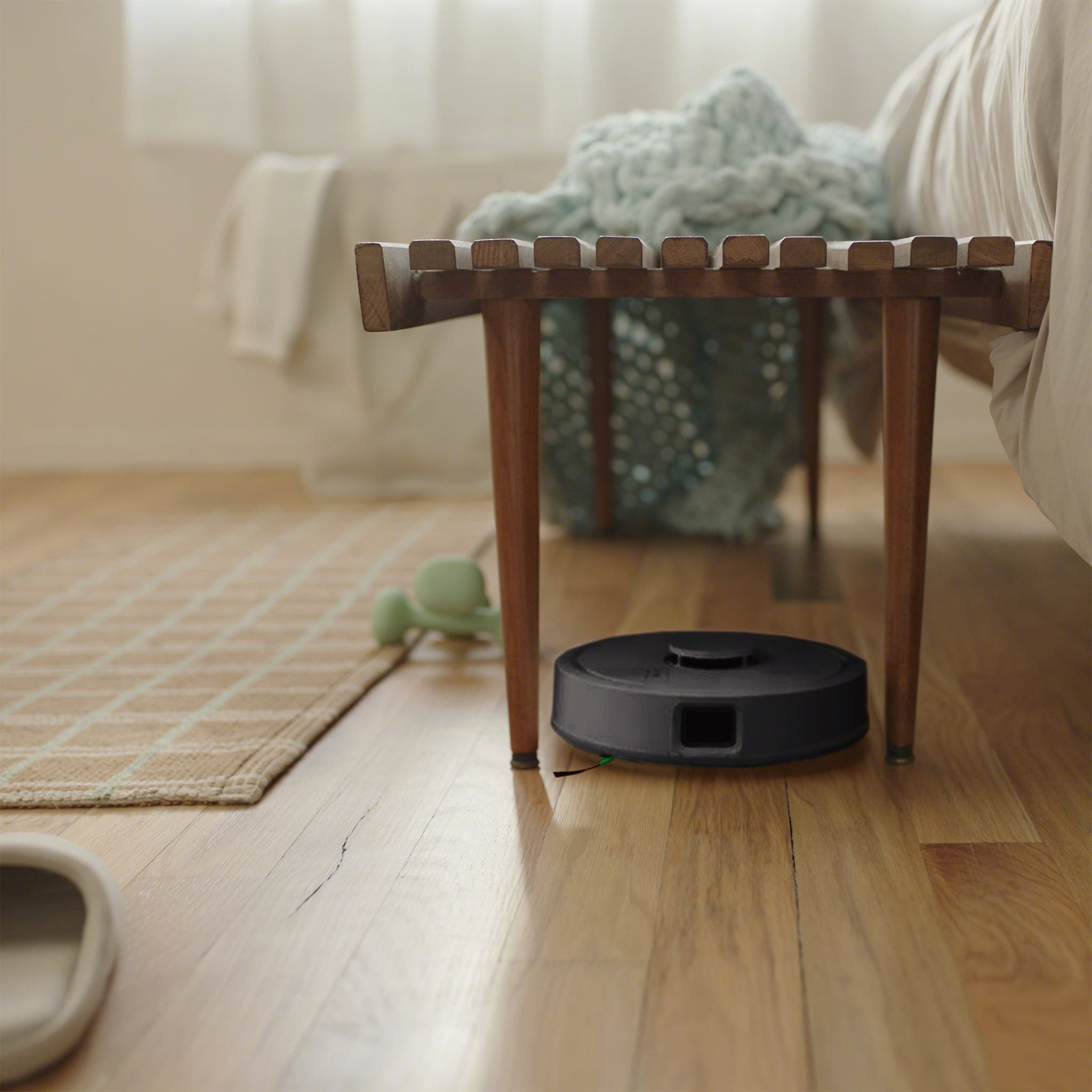 Roomba_Mini_Black_Lifestyle_DTC_Video_Thumbnail_4000x4000.jpg