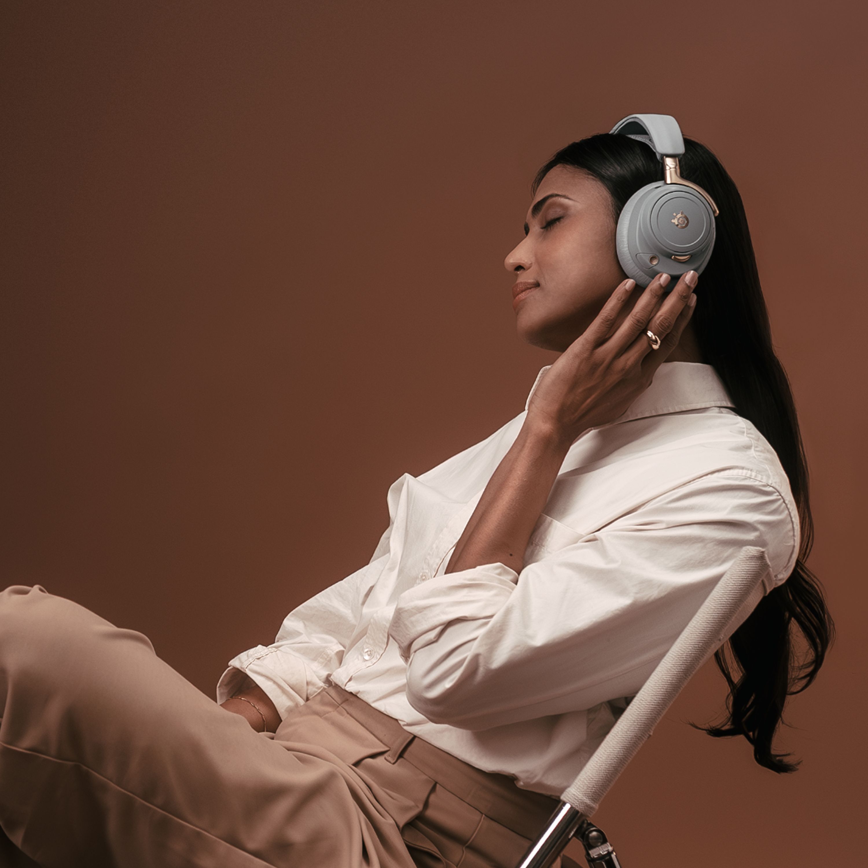 02 arctis_nova_elite_sage_gold_lifestyle_4.jpg