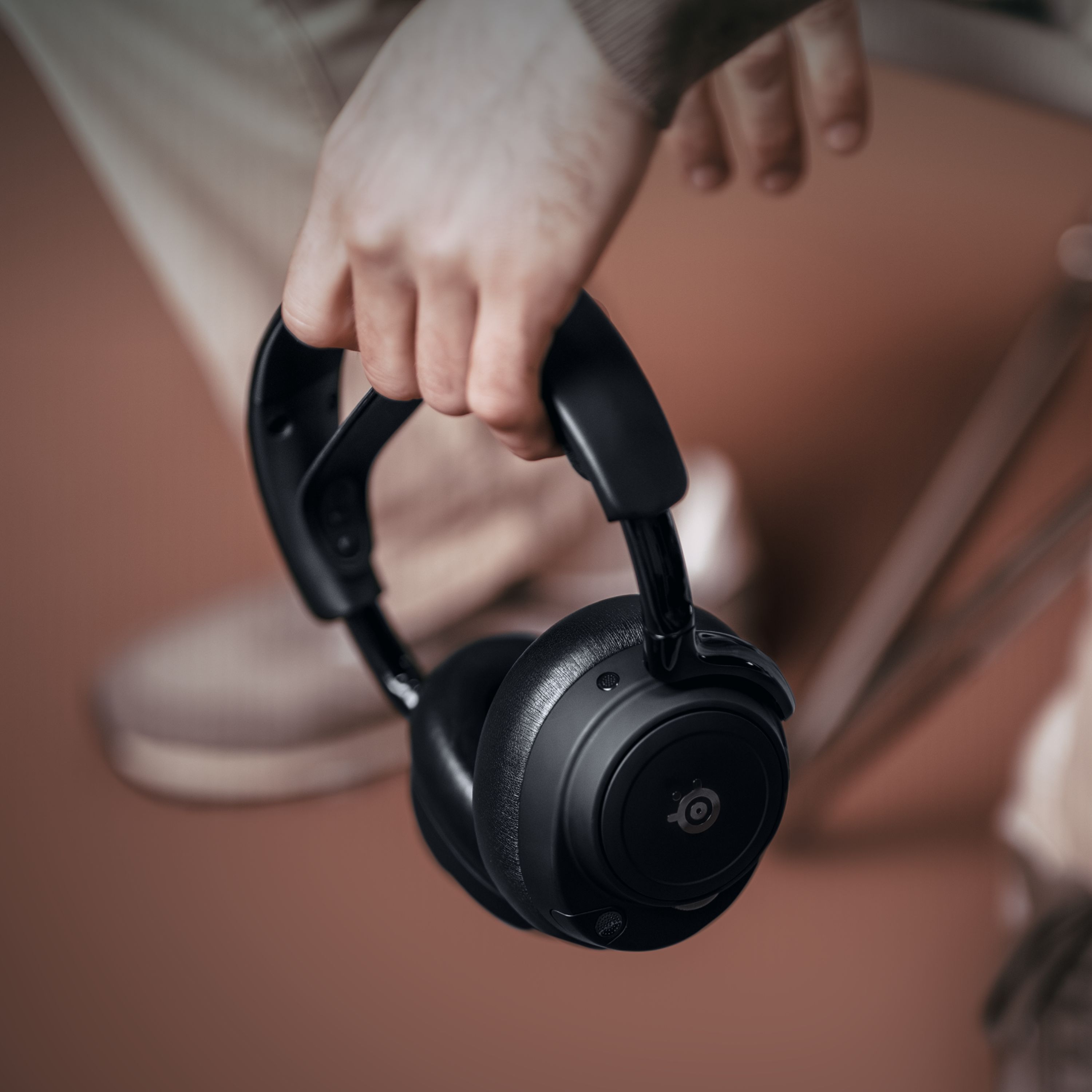 01 arctis_nova_elite_black_lifestyle_6.jpg